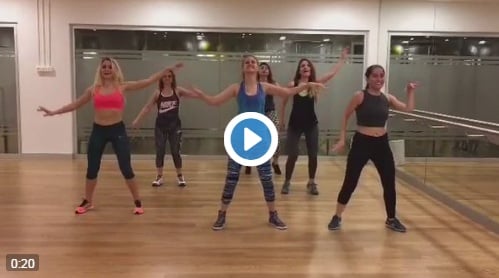 بالفيديو - فتيات تركيات يشعلن 