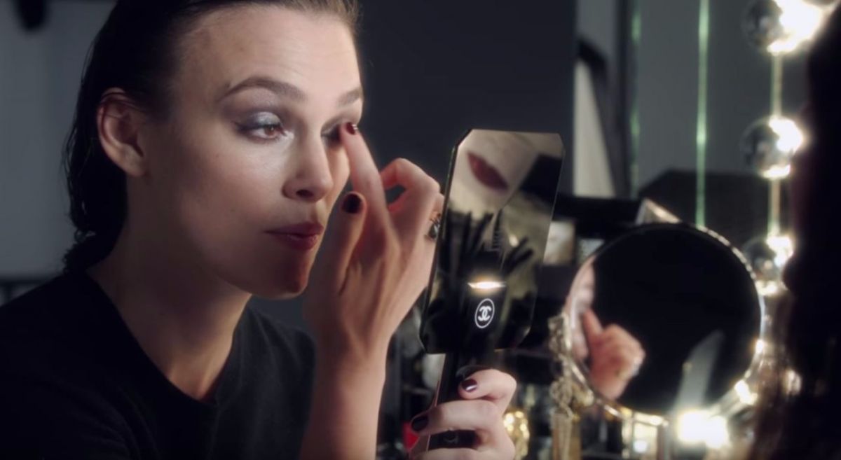 من كواليس شانيل - تعلّمي كيف تطبقين مكياج كيرا نايتلي بالخطوات