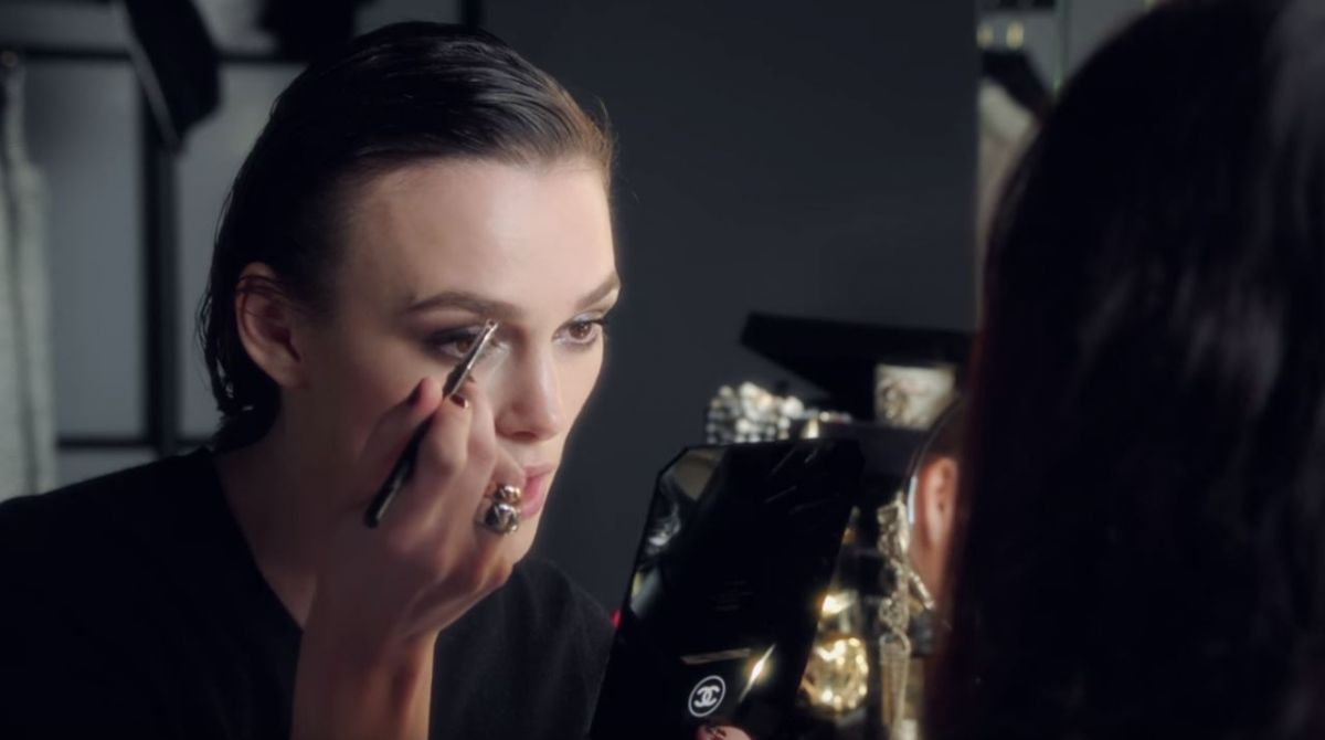 تعلّمي كيف ترسمين حاجبيك ليصبحا كحاجبي كيرا نايتلي