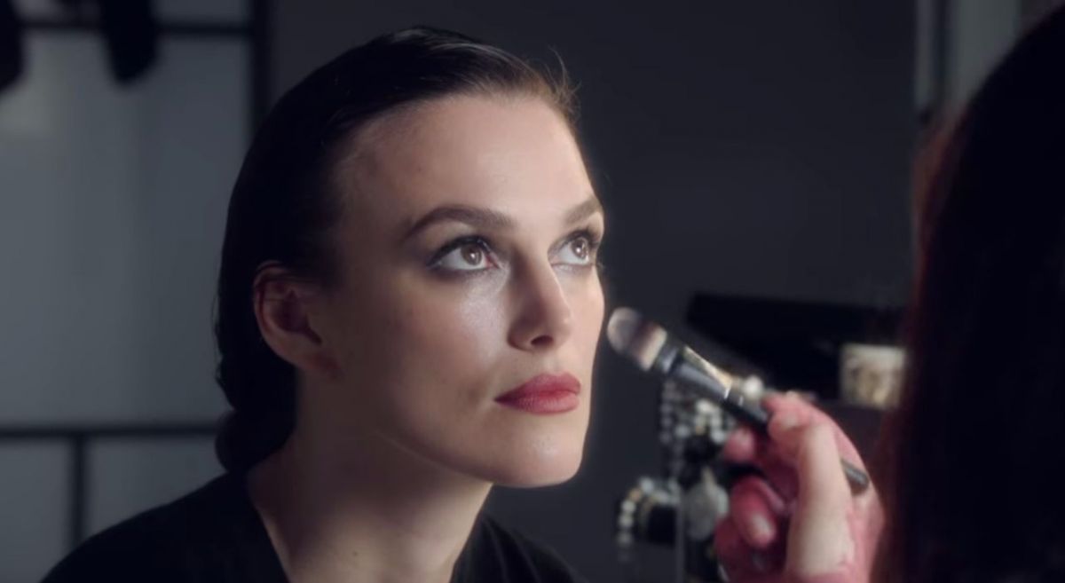 خبيرة المكياج في شانيل تكشف السر وراء تألق بشرة النجمات بعد المكياج