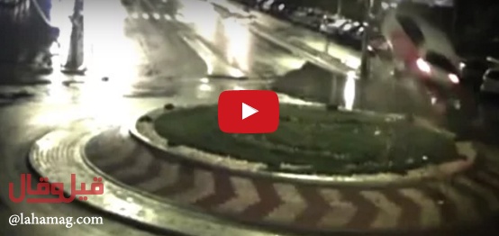 فيديو لا يصدق - سيارة تطير من فوق دوار وتهبط في بركة ماء!