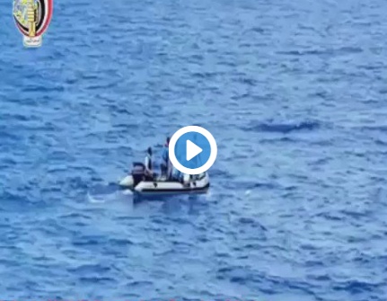 بالصور والفيديو – انتشال حطام ومتعلقات ركاب الطائرة المصرية المنكوبة