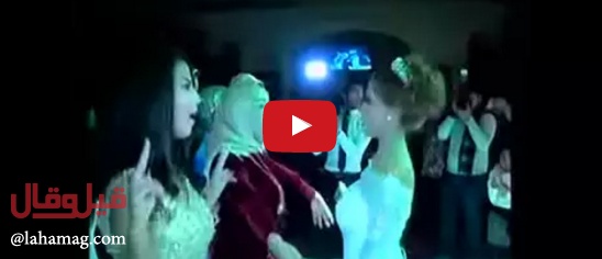 بالفيديو - أكثر من مليون مشاهدة لعروس تشعل المواقع برقصة جماعية مع صديقاتها