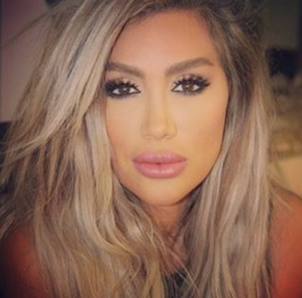 بالصورة - شاهدوا مايا دياب بلا مكياج ونصف نائمة