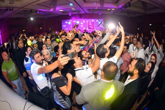 بالصور- بعد الأحزان راغب علامة يضحك من جديد ويغني لعدوية والجمهور يحاصره بالسيلفي