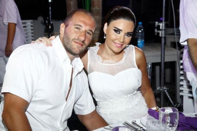 بالفيديو - رقصة مميزة لعروسين امام سيرين عبد النور.. ماذا قالت عن زوجها؟