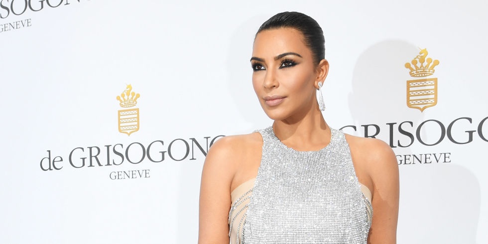 كيم كارداشيان تودّع الـcontouring... اكتشفوا محتوى حقيبة ماكياجها!!