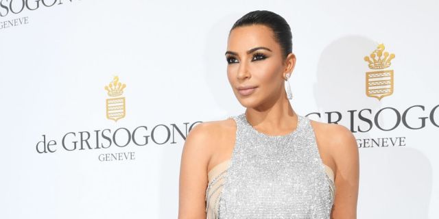 كيم كارداشيان تودّع الـcontouring... اكتشفوا محتوى حقيبة ماكياجها!!