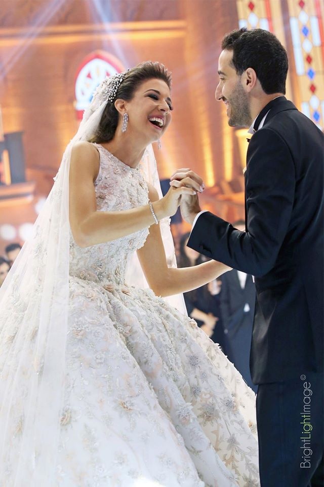بالصور – ابن وزير لبناني يتزوّج سوريّة وفستانها يشعل مواقع التواصل!