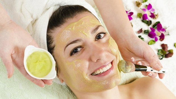 نصائح مهمة عند وضع أقنعة الوجه لبشرة شابة