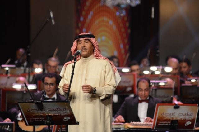 بالصور- محمد عبده يغني بالبدلة والزي السعودي