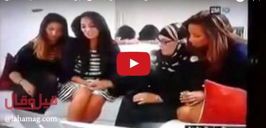 بالفيديو - أم تحرج ابنتها على الهواء مباشرةً بسبب تنورتها القصيرة.. شاهدوا ما حصل!