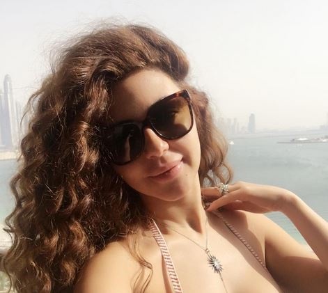 بالصور - ميريام فارس بإطلالة مميزة بالابيض.. واحمر شفاه جريء