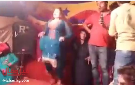 بالفيديو – شاهدوا هذه الرقصة الغريبة وماذا حصل للراقصة!؟