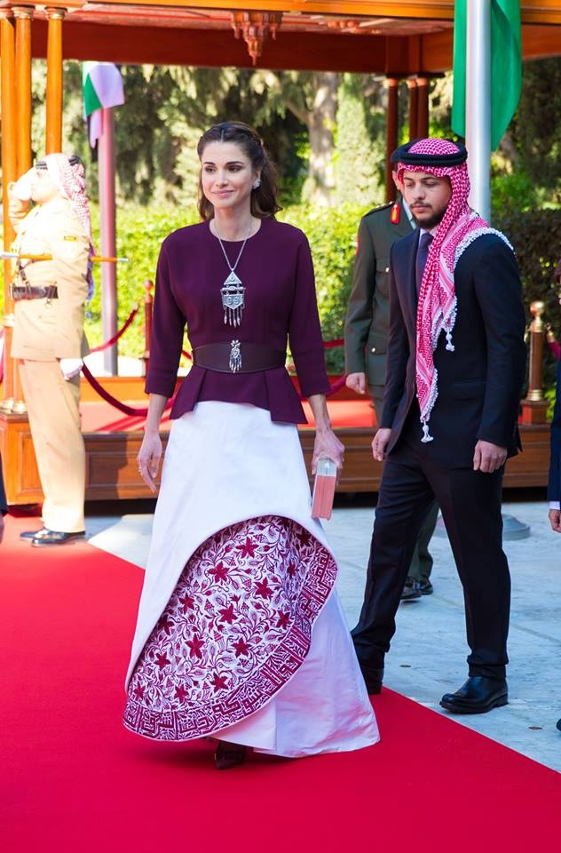 بالصور- من صمّم هذه التنورة الرائعة للملكة رانيا؟