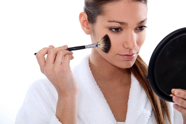 حيل سحرية لتثبيت الماكياج خلال الصيف