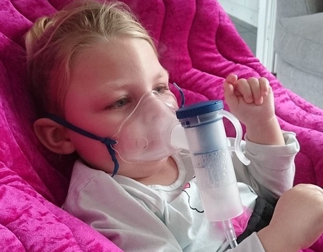 بالصور – طفلة تحترف السباحة رغم مرضها.. إليكم القصة!