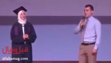 بالفيديو – شاب يفاجئ حبيبته ويطلب يدها بطريقة رومانسية.. شاهدوا ماذا قال؟