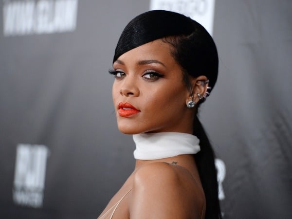 بالصور - ريهانا بإطلالة رمضانية مميزة بالعباية..