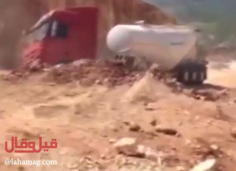 بالفيديو - لحظة ابتلاع الأرض لشاحنة كبيرة!