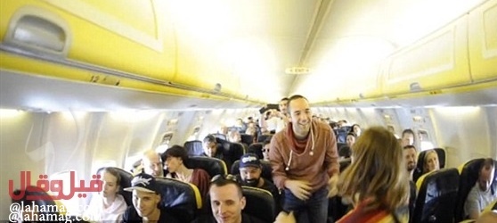 بالفيديو - شاهدوا كيف حولوا رحلة سفر إلى حفل راقص!