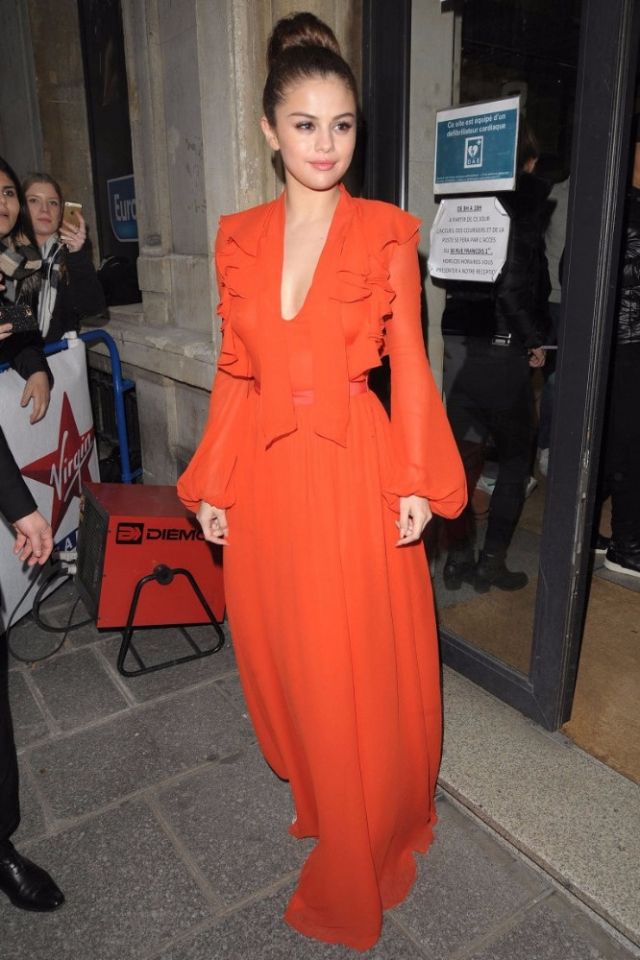 99-elle-selena-gomez-red-dress-akm-gsi