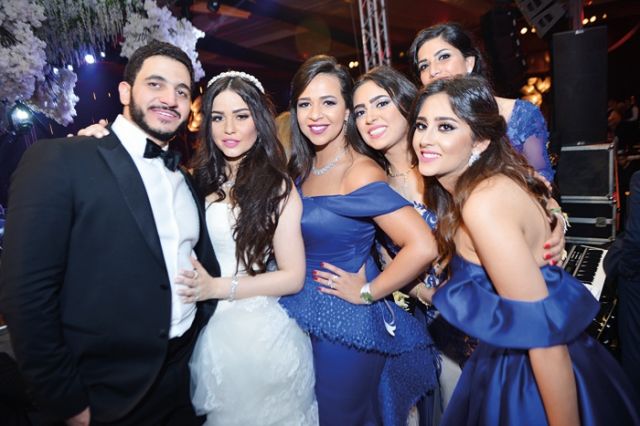 إيمي سمير غانم والعروسان
