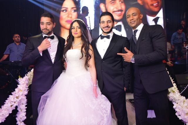 محمد رمضان يهنئ العروسين
