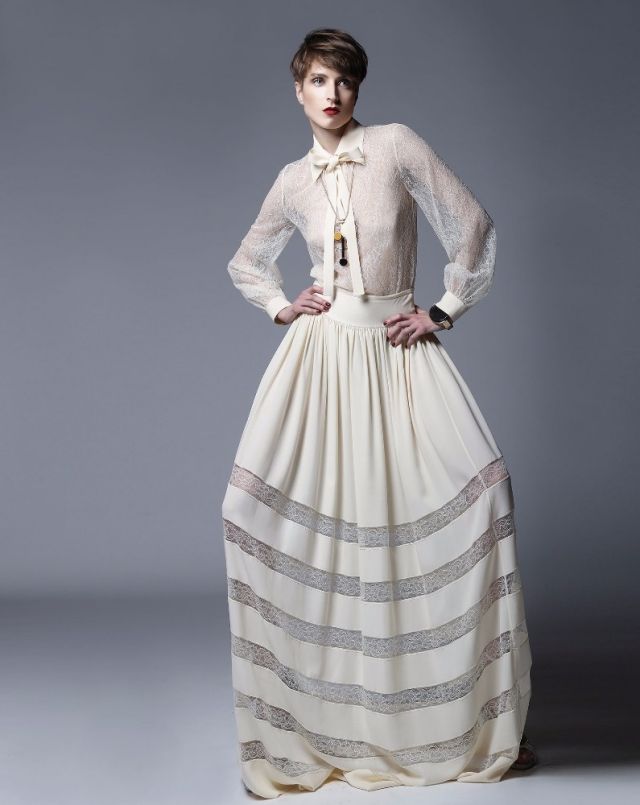 بلوزة من الحرير والدانتيل القشدي وتنورة طويلة من الحرير والدانتيل من Michael Kors. قلادة وسوار من Marni.
