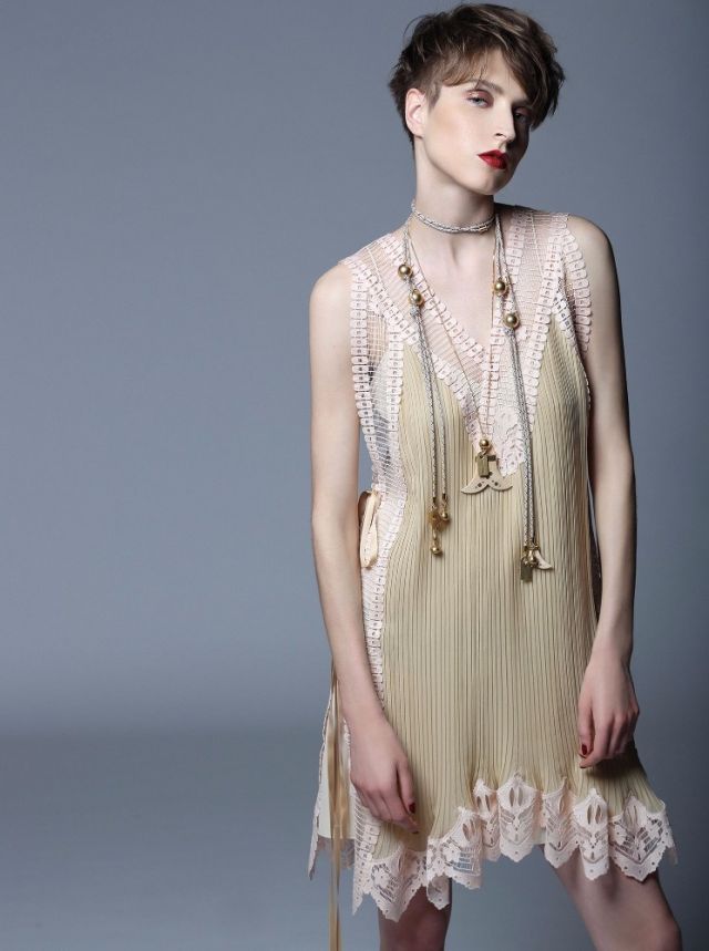 فستان من الحرير المثنى المزين بالدانتيل وقلادة من Chloe.
