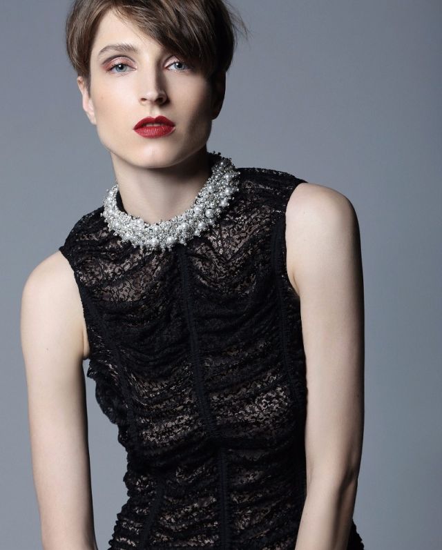 تركيز على فستان من الدانتيل الأسود مع ياقة من اللآلئ من Balenciaga.
