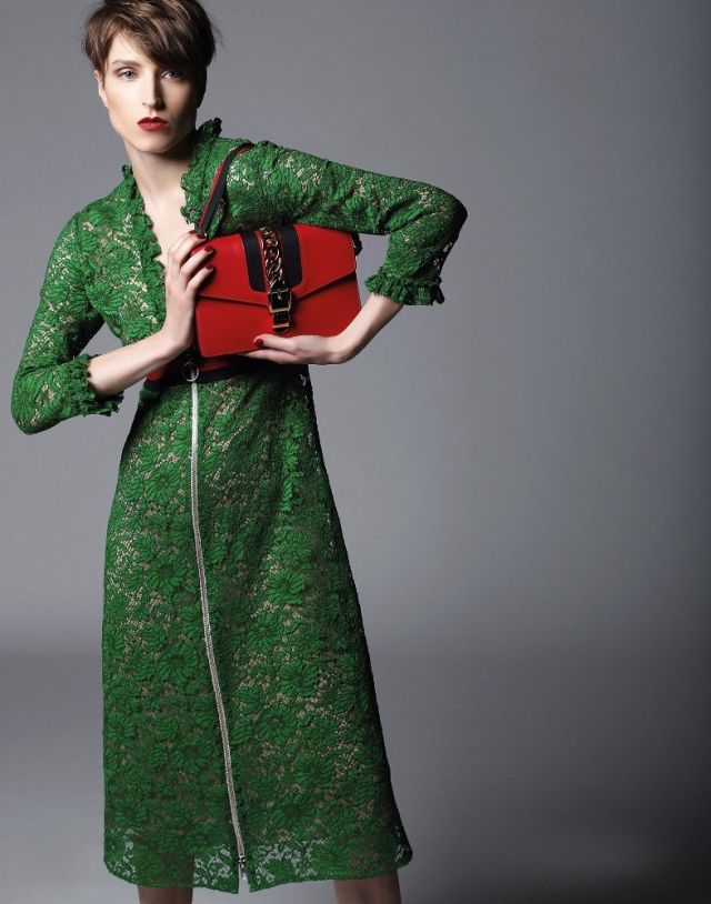 فستان من الدانتيل الأخضر وحقيبة من الجلد الأحمر من Gucci