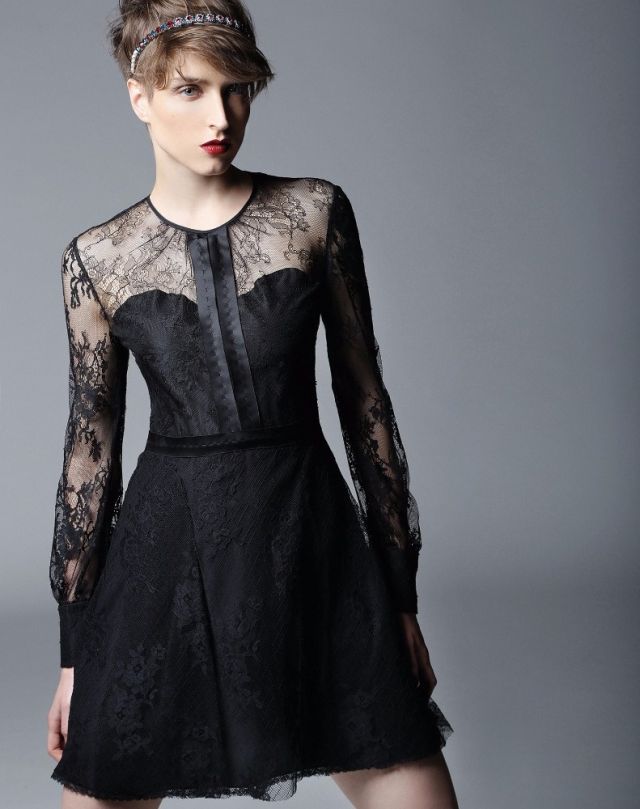 فستان من الدانتيل الأسود وعصابة للرأس مزينة بالأحجار الملوّنة من
 Miu Miu.
