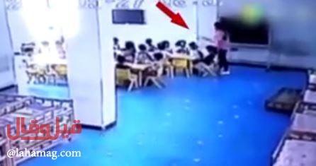 بالفيديو - لقطات مروعة لمعلمة تضرب أطفالاً بوحشية داخل حضانة!