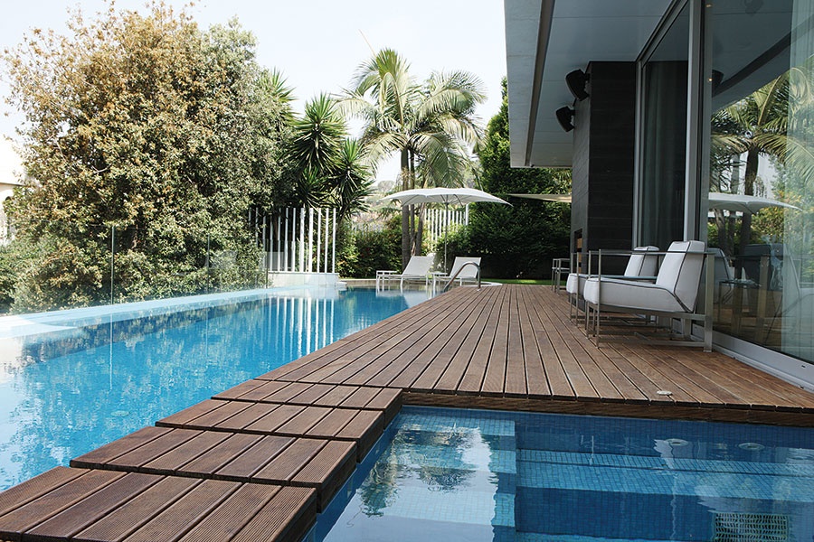 منزل يرتدي مساحات ديكور عصري