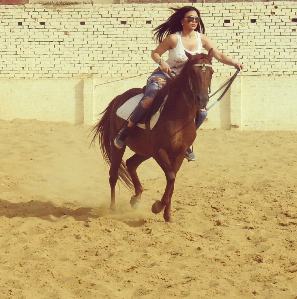 بالصور - شاهدوا للمرّة الأولى الفارسة هيفاء وهبي تمتطي الخيل