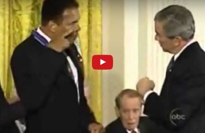 بالفيديو - عندما واجه محمد علي كلاي بوش الإبن قائلاً هل أنت مجنون؟!