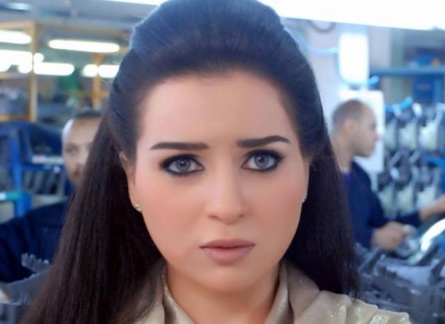 بالصورة - ماذا تفعل مي عز الدين على 