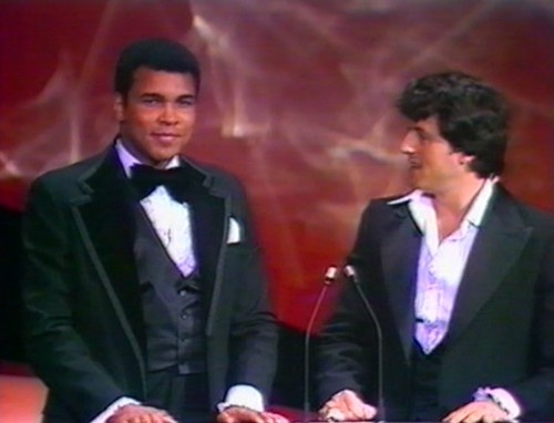 بالفيديو – مواجهة تاريخية بين محمد علي وسيلفستر ستالون.. شاهدوا ماذا حصل!