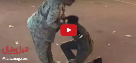 بالفيديو - ضابط سعودي يشعل الإنترنت بتقبيله قدم والده عند تخرجه