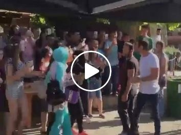 بالفيديو- شاهدوا لحظة هجوم المعجبات على نجم تركي وسيم