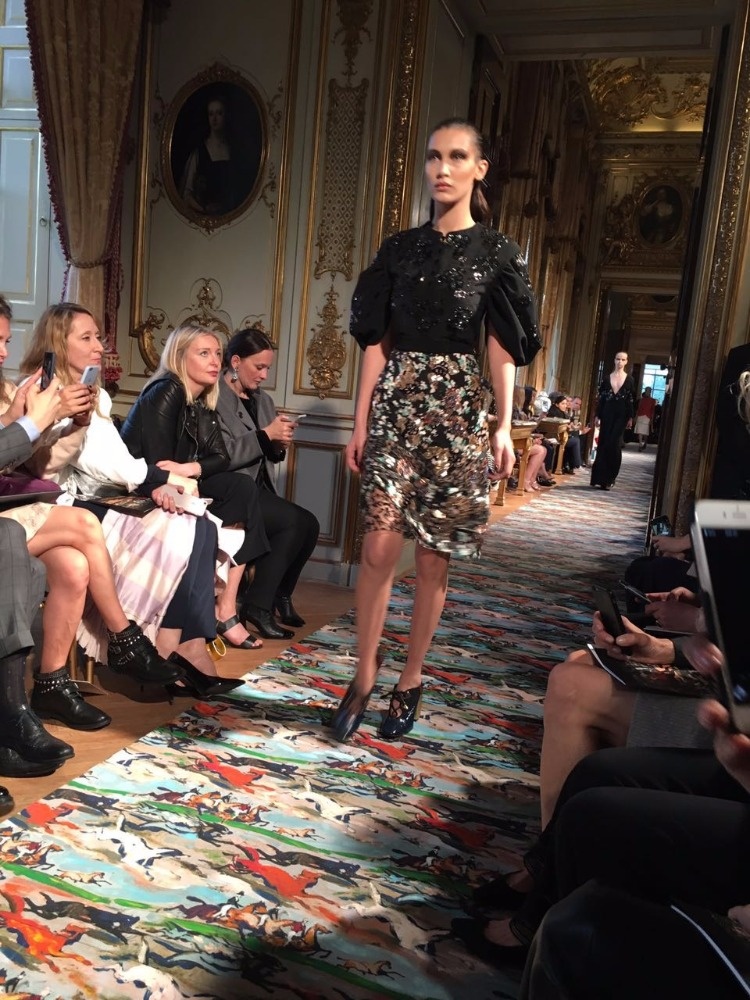 بيلا حديد: الوجه الإعلاني الجديد لمجموعة WEB SERIES من Dior