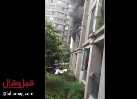 بالفيديو - أب يلقي بطفله من الطابق الثالث لإنقاذه.. شاهدوا ماذا حصل!