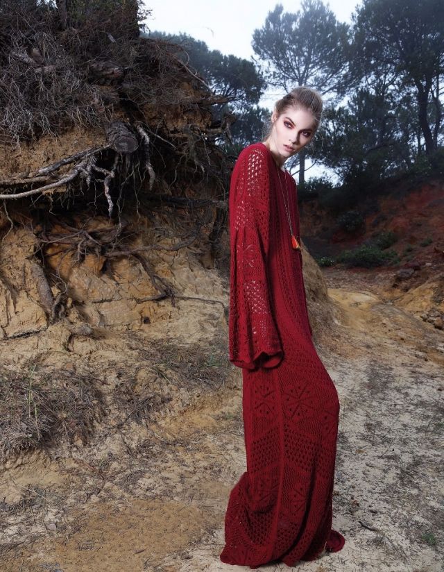 فستان طويل من نسيج الكروشيه المحبوك باللون الأحمر وقلادة من Chloe.
