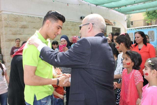 بالصور - محمد عساف يزور الاطفال الأيتام.. هذا ما فعله معهم؟