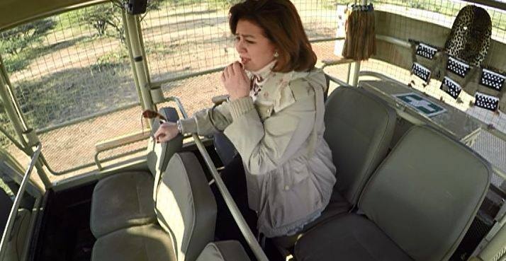 بالفيديو – شاهدوا ماذا حصل مع الهام شاهين في الغابة مع الاسود!؟