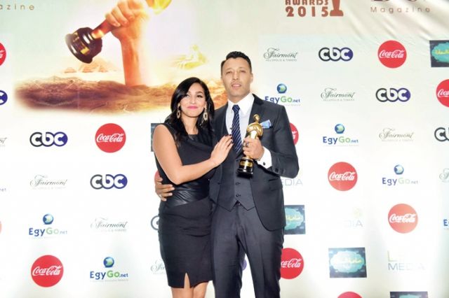 أحمد فهمي وزوجته وقد حصد جائزة الموهبة 
