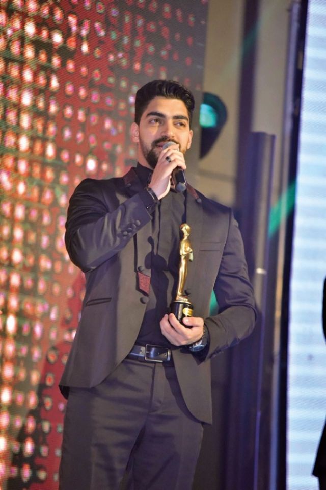 مينا عطا يحمل جائزة أفضل مطرب صاعد
