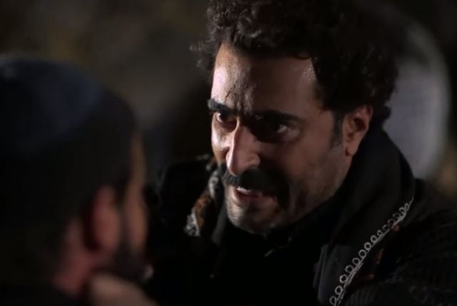 بالفيديو - باسم ياخور بأعنف شخصية يقطع ألسنة رجاله ويطعنهم