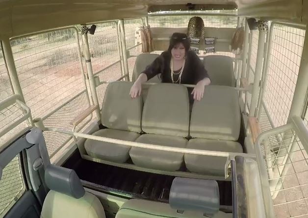 بالفيديو - فيفي عبده تنهار وتضرب هاني بقوة.. وتتحدث الانكليزية بطريقتها الطريفة!